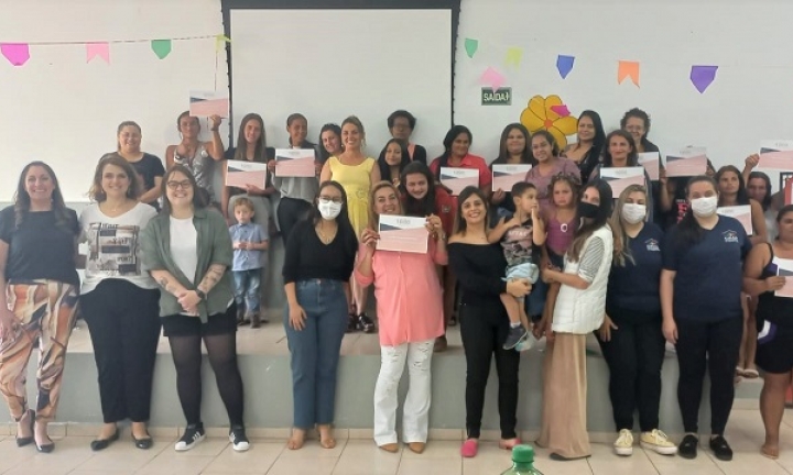 Participantes de curso sobre empreendedorismo feminino recebem diploma