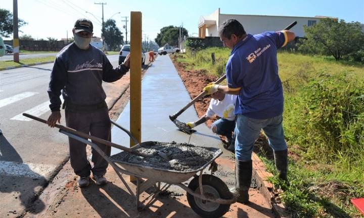 Prefeitura constrói calçada em trecho da Avenida Mário Covas