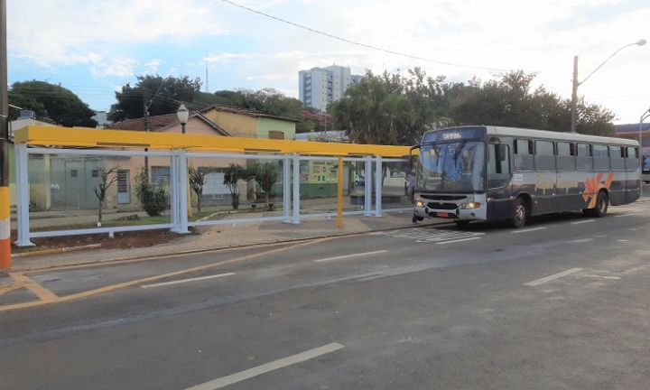 Pontos de ônibus são instalados na Avenida Major Rangel