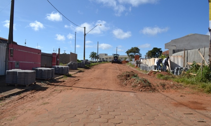 Último trecho de terra da Rua Mato Grosso ganha pavimentação em lajotas