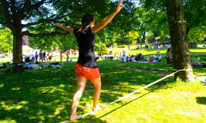 Oficina de slackline será ministrada hoje no bosque do CAIC