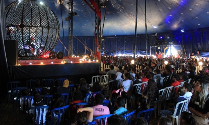 Mais de 500 crianças participam de espetáculo no Illusion Circus