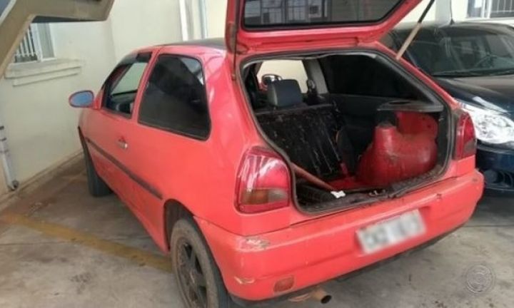 Trio foge e abandona carro com boi em pedaços no porta-malas