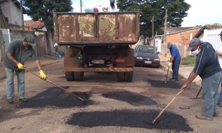 Prefeitura promove manutenção em bairros e conclui ponte na zona rural