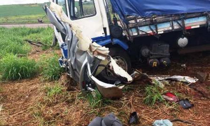 Homem morre em acidente entre carro e caminhão
