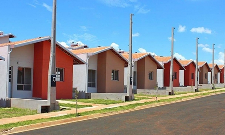 Prefeito Roberto Araujo anuncia conquista de 200 casas populares