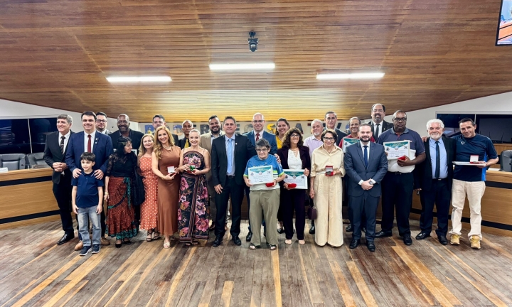 Treze personalidades receberam a Medalha Maneco Dionísio em sessão solene na Câmara