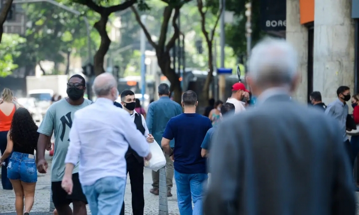 Esperança de vida ao nascer no Brasil fica em 75,5 anos em 2022