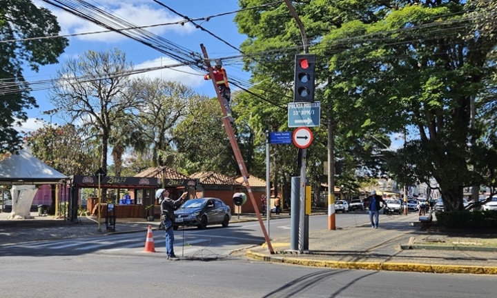 Força-tarefa inicia remoção de fios irregulares em postes de Avaré