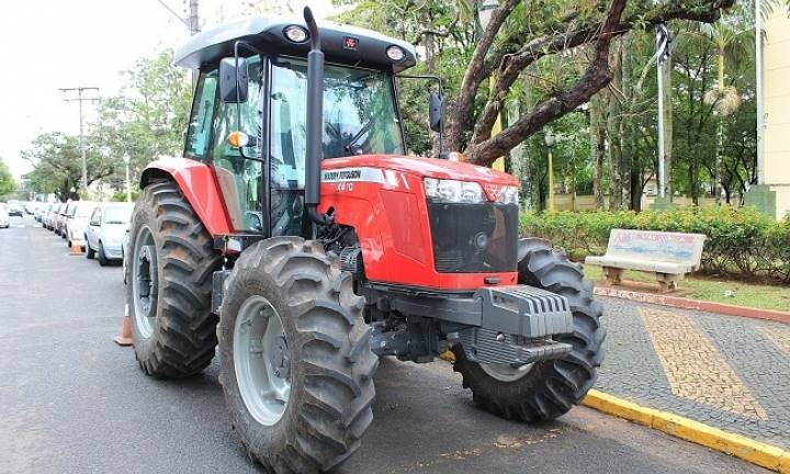 Avaré recebe trator e implementos do Programa Patrulha Rural
