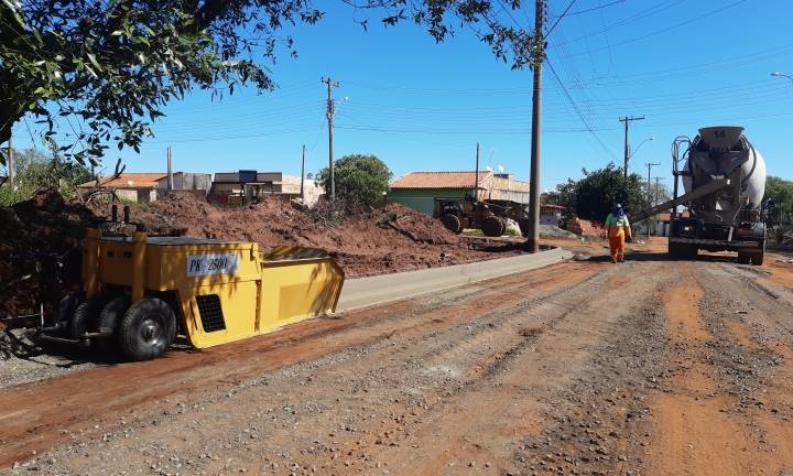 Ruas em pavimentação no Terras de São José recebem guias e sarjetas