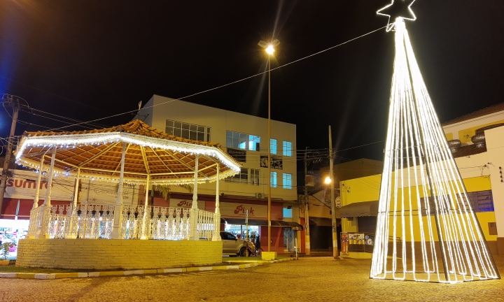 Espaços públicos recebem decoração natalina em Avaré