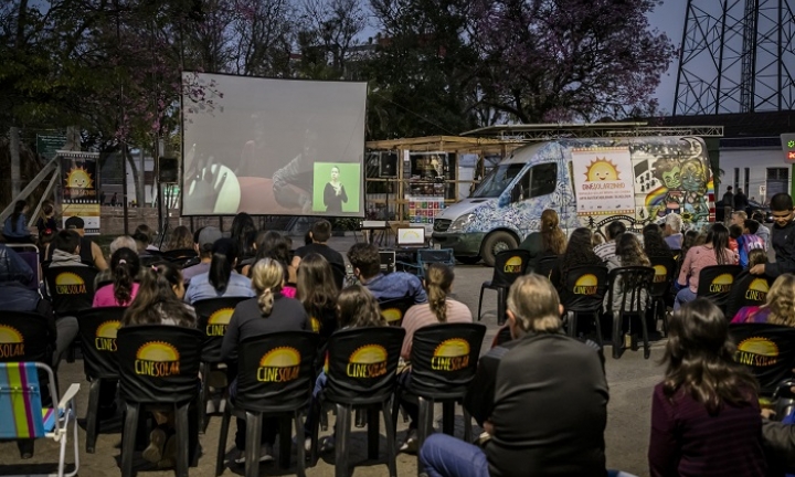 CineSolar chega a Arandu com sessões gratuitas de cinema movido a energia solar