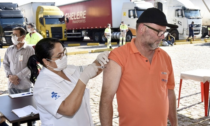 Caminhoneiros e profissionais de segurança são vacinados contra a Gripe