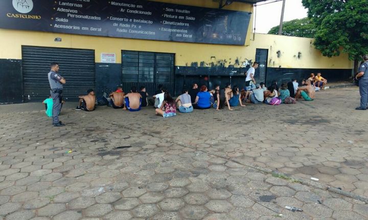 Polícia Militar detém vans lotadas de jovens e drogas
