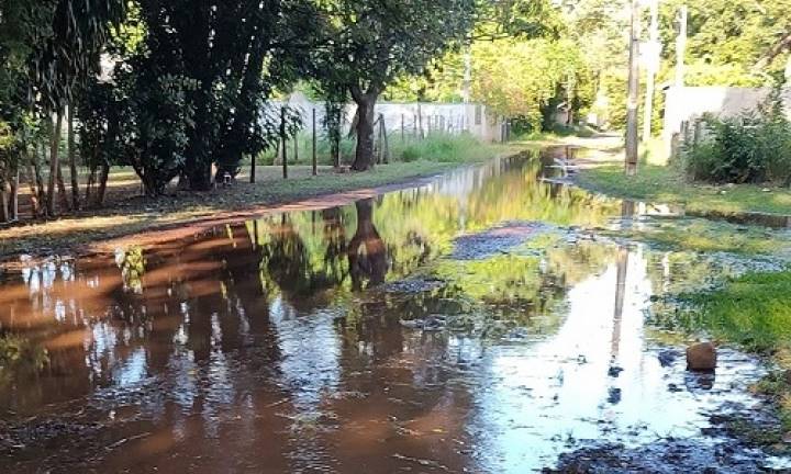 Vazamento de água no Costa Azul deixa alameda completamente alagada