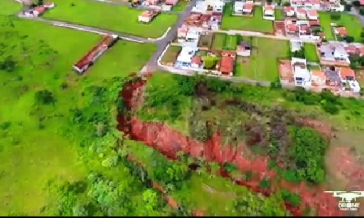 Casas do Jardim Europa II sofrem ameaça da crescente erosão pluvial