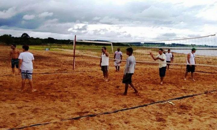 Praia do Costa Azul oferece atividades de vôlei de praia e futebol de areia