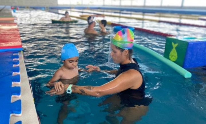 Secretaria do TEA oferece aulas gratuitas de natação a crianças cadastradas