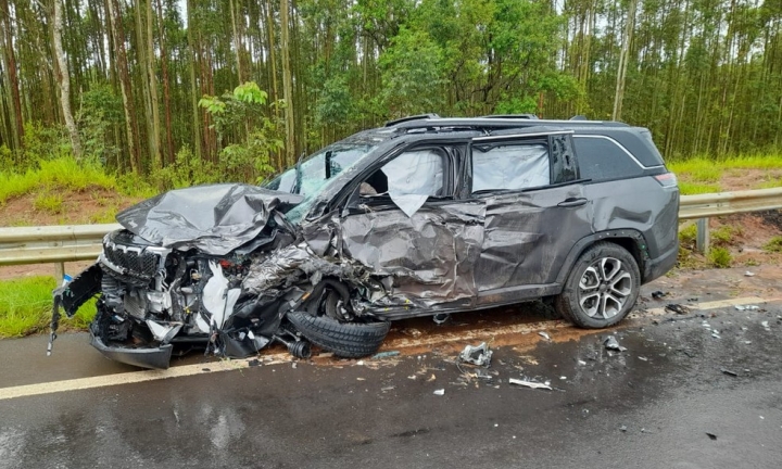 Colisão frontal entre caminhonetes mata mulher na Rodovia Raposo Tavares