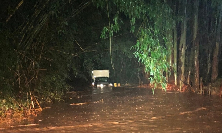 Família fica ilhada após caminhonete parar de funcionar em ponte alagada