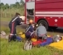 Pneu estoura e ônibus rural capota e deixa trabalhadores feridos em Avaré