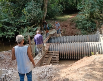 Prefeitura reconstrói a ponte do Horto Florestal destruída pelas chuvas