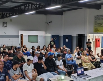Palestra sobre disciplina e futuro mobiliza alunos da EJA em Avaré