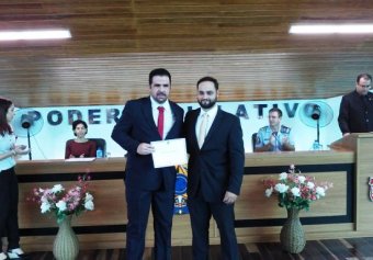 Jô silvestre recebendo diploma