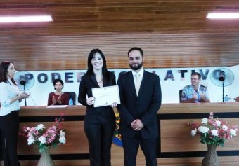 Jô silvestre, e sua Irmã Bruna Silvestre recebendo diploma