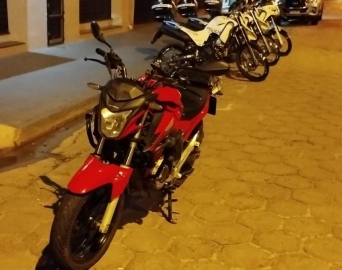 Motociclista sem habilitação foge de bloqueio policial e é detido