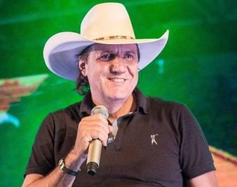 Sertanejo Juliano Cezar morre durante show no Paraná