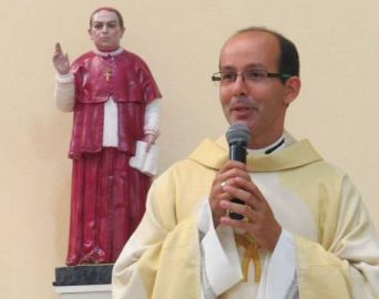 Padre Cristiano celebrou a primeira missa na Capela de Santa Rita