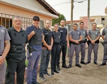 Policiais civis e militares realizam operação contra o tráfico de drogas