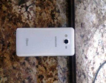 Ladrão rouba celular e é quase linchado por populares