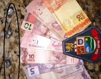 Trio é preso por tráfico em frente de faculdade