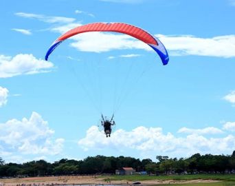 Encontro reúne praticantes de paramotor na represa