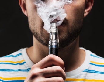 Usuários de vape têm até 6 vezes mais nicotina no organismo que fumantes de cigarro comum