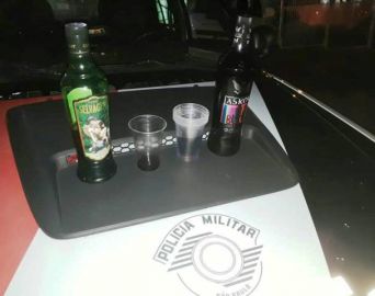 PM flagra rapaz fornecendo bebida alcoólica para menor