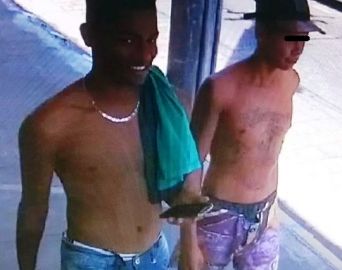 Câmera de segurança registrou imagem dos ladrões de moto