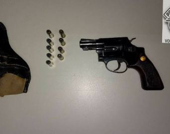 Homem é preso portando revólver com numeração raspada