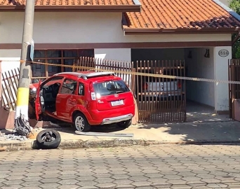 Motorista sofre mal súbito, bate em poste e atinge casa em Avaré