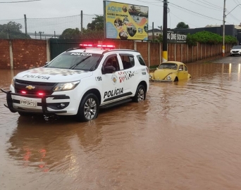 Policiais Militares atuam no resgate de idoso com carro em área alagada