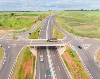 Jogar lixo na rodovia é ilegal e pode causar multa