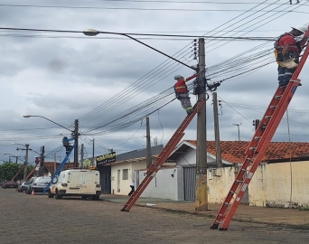Prefeitura segue com força-tarefa para remoção de fios irregulares