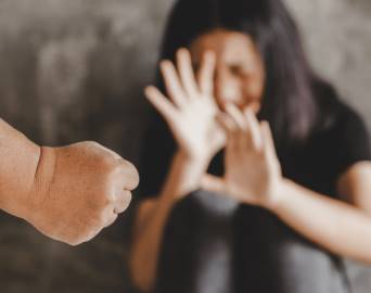 Homem invade casa, sequestra e estupra ex-mulher que já tinha medida protetiva