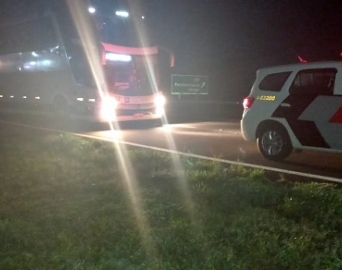 Denuncia leva procurada por roubo a ser presa em ônibus de passageiros