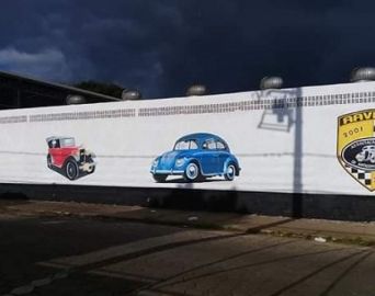 Arte de Flávio Oliveira ilustra muro do Museu do Automóvel