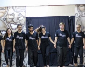 Grupo de Teatro Tomaládácá apresenta a peça Soltando o Verbo