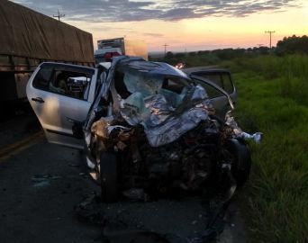 Acidente entre caminhão e carro e deixa três jovens mortos